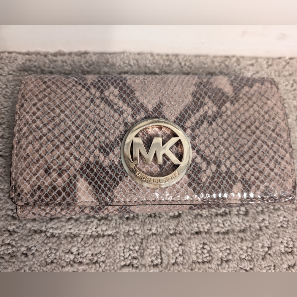 ✨💅 EUC Michael Kors Metallic Snake Print Continental Wallet Convertible Clutch